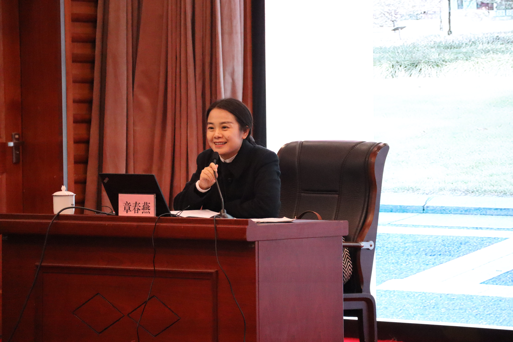 党的二十大代表、优秀员工章春燕应邀回母校作专题报告